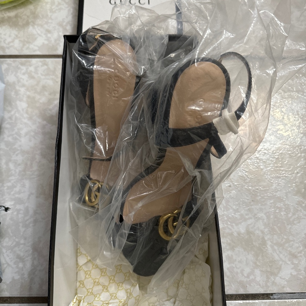 Gucci new in original box.!!🔥